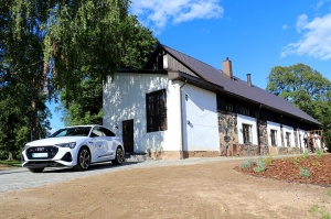 Travelnews.lv dodas ar «Audi e-tron Sportback» uz viesu nama «Donas» atklāšanu Smiltenes novadā 2