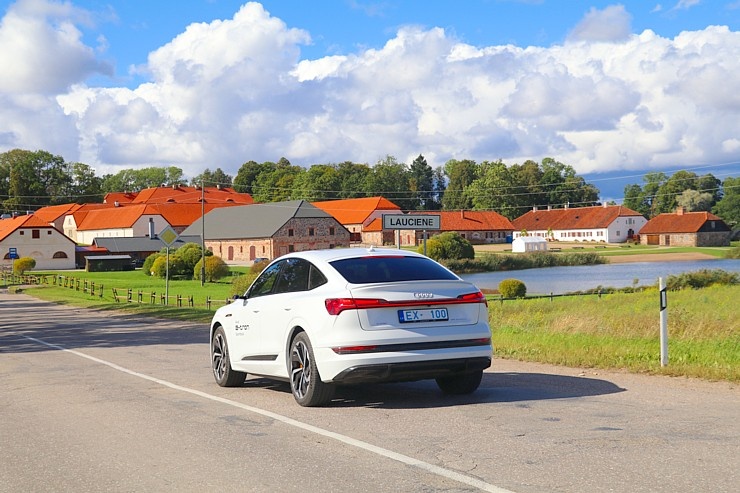 Travelnews.lv ar «Audi e-tron Sportback» apciemo pils kompleksu «Nurmuiža» Kurzemē 289872
