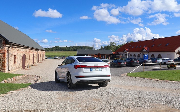 Travelnews.lv ar «Audi e-tron Sportback» apciemo pils kompleksu «Nurmuiža» Kurzemē 289877