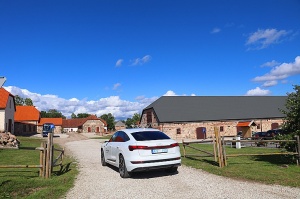 Travelnews.lv ar «Audi e-tron Sportback» apciemo pils kompleksu «Nurmuiža» Kurzemē 4