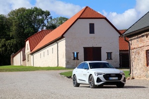 Travelnews.lv ar «Audi e-tron Sportback» apciemo pils kompleksu «Nurmuiža» Kurzemē 5