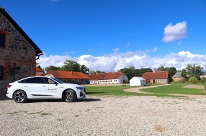 Travelnews.lv ar «Audi e-tron Sportback» apciemo pils kompleksu «Nurmuiža» Kurzemē 8