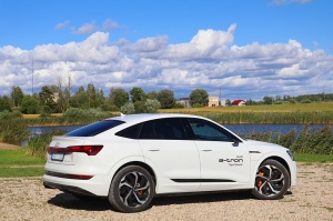 Travelnews.lv ar «Audi e-tron Sportback» apciemo pils kompleksu «Nurmuiža» Kurzemē 10