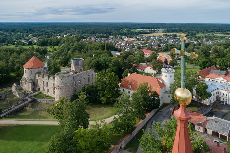 Cēsis ir ne tikai viena no senākajām, bet arī latviskākajām pilsētām. Krāšņām dabas ainavām un vēstures liecībām bagāta, tā iemieso senatnes garu un m 290011