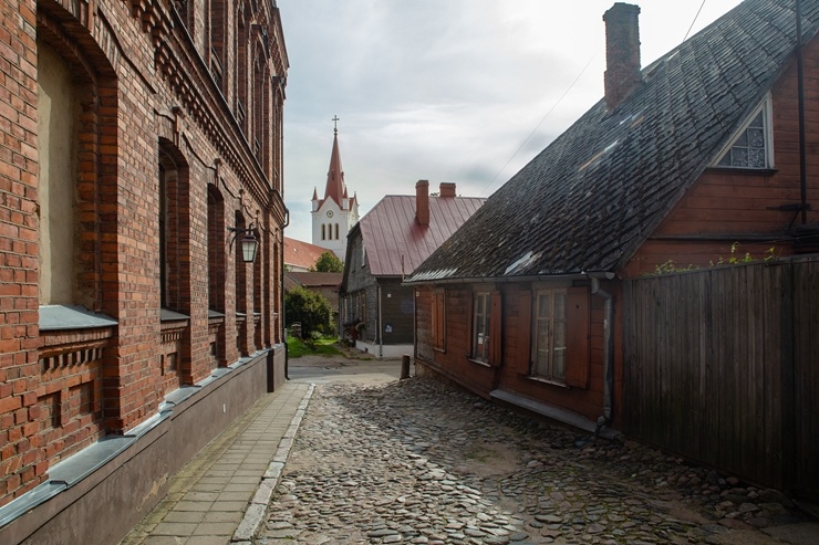 Cēsis ir ne tikai viena no senākajām, bet arī latviskākajām pilsētām. Krāšņām dabas ainavām un vēstures liecībām bagāta, tā iemieso senatnes garu un m 290014