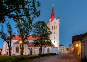 Cēsis ir ne tikai viena no senākajām, bet arī latviskākajām pilsētām. Krāšņām dabas ainavām un vēstures liecībām bagāta, tā iemieso senatnes garu un m 6