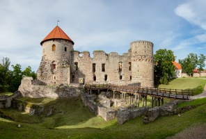 Cēsis ir ne tikai viena no senākajām, bet arī latviskākajām pilsētām. Krāšņām dabas ainavām un vēstures liecībām bagāta, tā iemieso senatnes garu un m 8