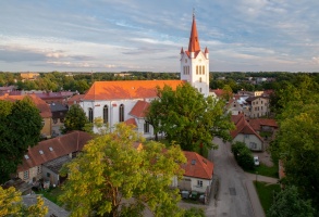 Cēsis ir ne tikai viena no senākajām, bet arī latviskākajām pilsētām. Krāšņām dabas ainavām un vēstures liecībām bagāta, tā iemieso senatnes garu un m 9