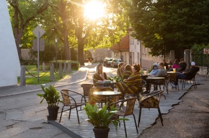 Cēsis ir ne tikai viena no senākajām, bet arī latviskākajām pilsētām. Krāšņām dabas ainavām un vēstures liecībām bagāta, tā iemieso senatnes garu un m 17