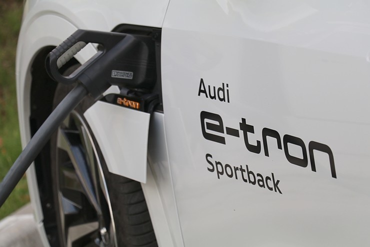 Travelnews.lv uzlādē «Audi e-tron Sportback» Smiltenē un izbauda pilsētas viesmīlību 290029