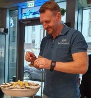 Travelnews.lv direktors vinnē derības par 50 austerēm, kuras noēd 40 minūšu laikā, Rīgas restorānā «Zivju lete» 4