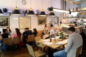 Travelnews.lv direktors vinnē derības par 50 austerēm, kuras noēd 40 minūšu laikā, Rīgas restorānā «Zivju lete» 39