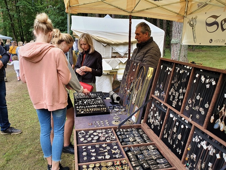 Mūsdienu amatniecības festivāls brīvdabas muzejā pārsteidz ar latviešu darinājumiem 290356