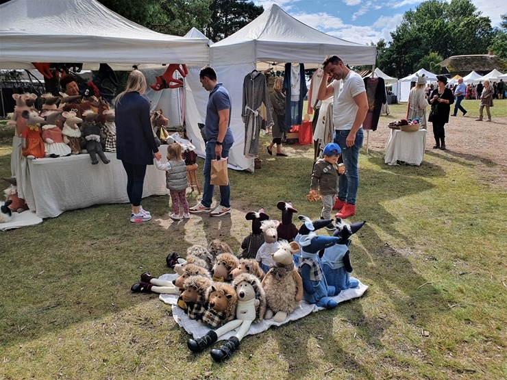 Mūsdienu amatniecības festivāls brīvdabas muzejā pārsteidz ar latviešu darinājumiem 290358