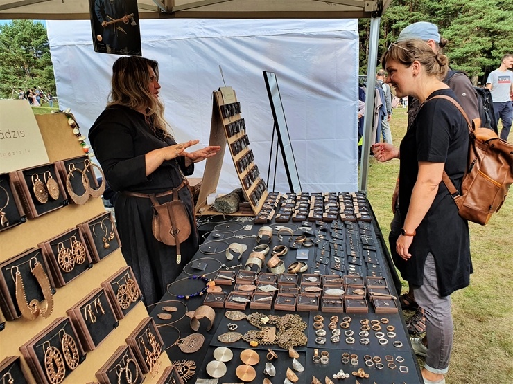 Mūsdienu amatniecības festivāls brīvdabas muzejā pārsteidz ar latviešu darinājumiem 290360