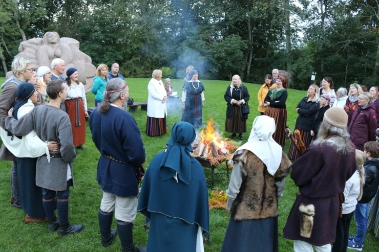 Turaidas muzejrezervātā pulcējas pāgājiena «Ceļā ar Baronu un tikties Dainu kalnā» dalībnieki 290497