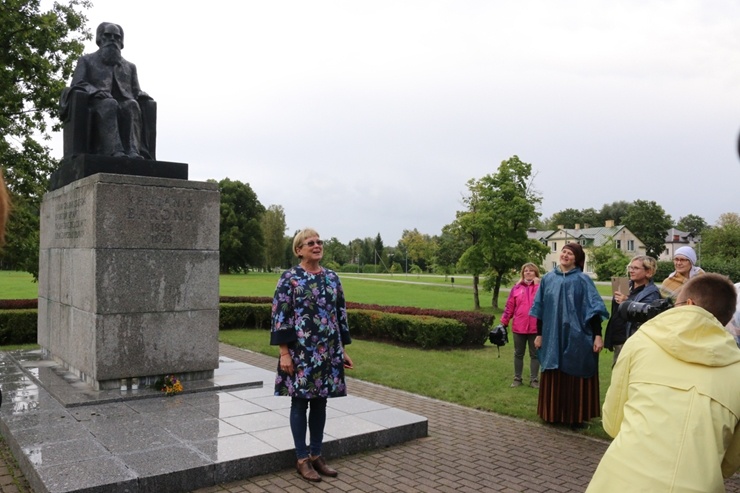 Turaidas muzejrezervātā pulcējas pāgājiena «Ceļā ar Baronu un tikties Dainu kalnā» dalībnieki 290504