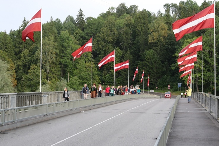 Turaidas muzejrezervātā pulcējas pāgājiena «Ceļā ar Baronu un tikties Dainu kalnā» dalībnieki 290509