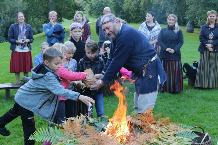 Turaidas muzejrezervātā pulcējas pāgājiena «Ceļā ar Baronu un tikties Dainu kalnā» dalībnieki 290524