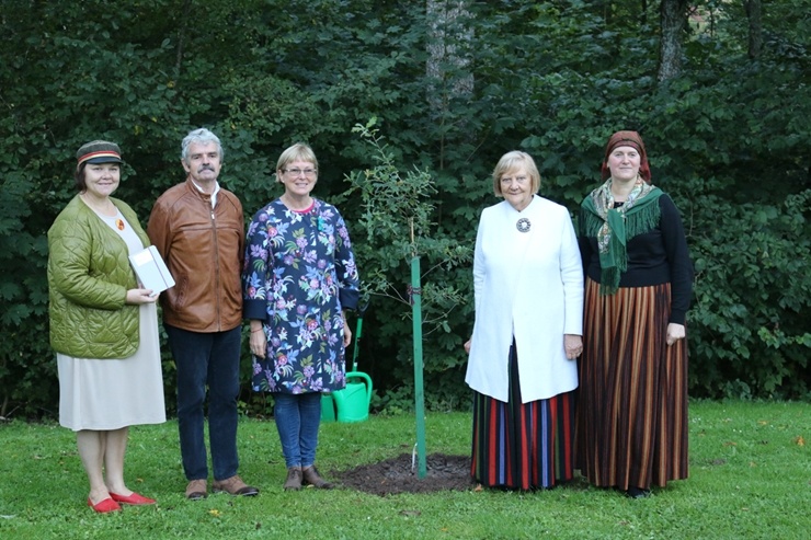 Turaidas muzejrezervātā pulcējas pāgājiena «Ceļā ar Baronu un tikties Dainu kalnā» dalībnieki 290536