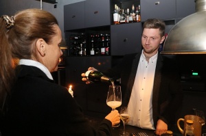Rīgas demokrātiskais vīna bārs «Garage» svin 10 gadu jubileju ar Roberta Koļcova darbu izstādi 15