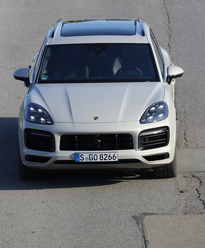 Travelnews.lv apceļo Rīgu ar jaudīgo un jauno «Porsche Cayenne GTS» 290903