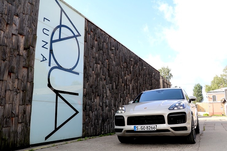 Travelnews.lv apceļo Rīgu ar jaudīgo un jauno «Porsche Cayenne GTS» 290905