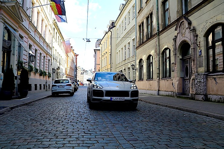 Travelnews.lv apceļo Rīgu ar jaudīgo un jauno «Porsche Cayenne GTS» 290908