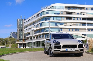Travelnews.lv apceļo Rīgu ar jaudīgo un jauno «Porsche Cayenne GTS» 6