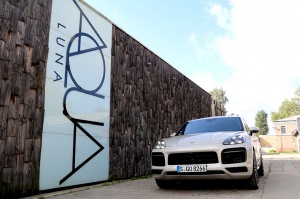 Travelnews.lv apceļo Rīgu ar jaudīgo un jauno «Porsche Cayenne GTS» 11