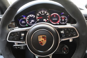 Travelnews.lv apceļo Rīgu ar jaudīgo un jauno «Porsche Cayenne GTS» 22