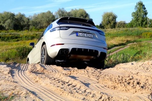 Travelnews.lv apceļo Rīgu ar jaudīgo un jauno «Porsche Cayenne GTS» 38