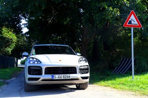 Travelnews.lv apceļo Rīgu ar jaudīgo un jauno «Porsche Cayenne GTS» 47