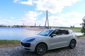Travelnews.lv apceļo Rīgu ar jaudīgo un jauno «Porsche Cayenne GTS» 48