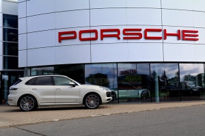 Travelnews.lv apceļo Rīgu ar jaudīgo un jauno «Porsche Cayenne GTS» 60