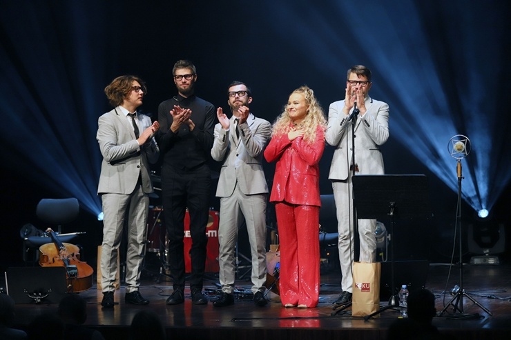 Melo-M un Dināra Rudāne ar lielām emocijām uzstājas Liepājas koncertzālē «Lielais dzintars». Foto: Līga Tetere 291042