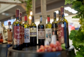 Valstu sadarbības ietvaros piedāvā Gruzijas vīnus, kas radīti pēc senām un izkoptām tradīcijām. Foto: Oskars Ludvigs 6