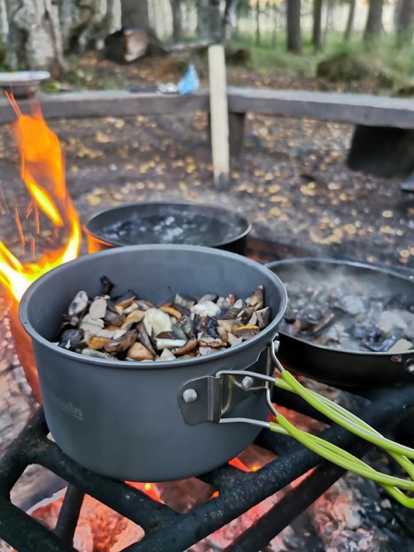 Sēnes iespējams lasīt nenoejot no takas, vien jāiemācās pieliekties vai pietupties ar smago pārgājiena somu. Vietējie sēnes nelasa, uz mūsu darbībām l 291236