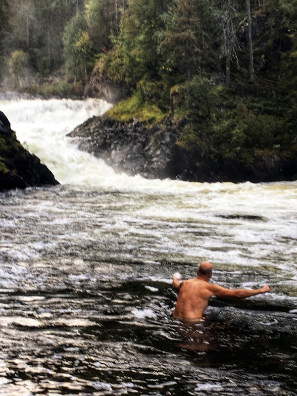 Pēc kilometriem gara pārgājiena ar smagu somu plecos ir patīkami, ja iespējams veldzēties ūdenī. Lai arī gaisa temperatūra tikai 6*C, grūtākais ir šķe 291256