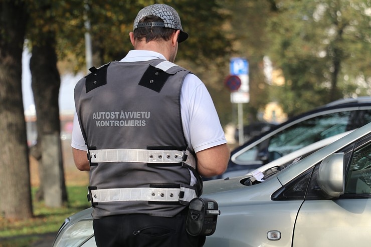 Neuzmanīgākie Vecrīgas restorānu un muzeju apmeklētāji par autostāvvietu maksās sodu 53 eiro apmērā, jo tagad B zona ir kļuvusi par R zonu 291858