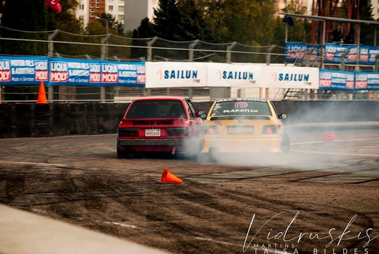 Biķernieku trasē sacenšas Baltijas labākie drifteri. Foto: driftlatvia.com 292114