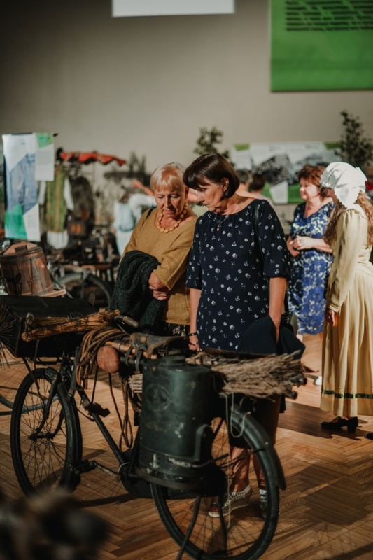 Sigulda vilina tūristus ar jaunu piedāvājumu - Retro velo izstādi. Foto: Ginta Zīverte 292236