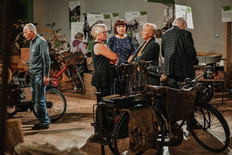 Sigulda vilina tūristus ar jaunu piedāvājumu - Retro velo izstādi. Foto: Ginta Zīverte 292244