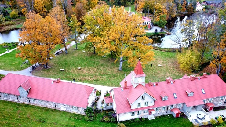 «Rankas muiža» ietērpusies košās rudens krāsās. Foto: Rankasmuiza.lv 292446