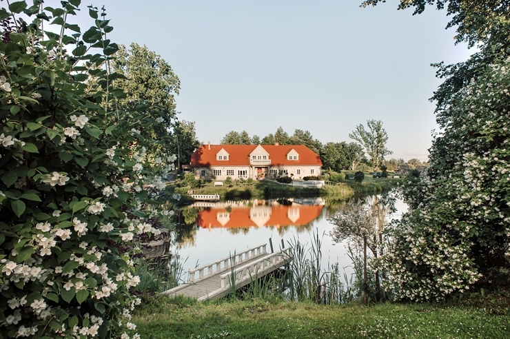 «Rankas muiža» ietērpusies košās rudens krāsās. Foto: Kristīne Grīnvalde 292463