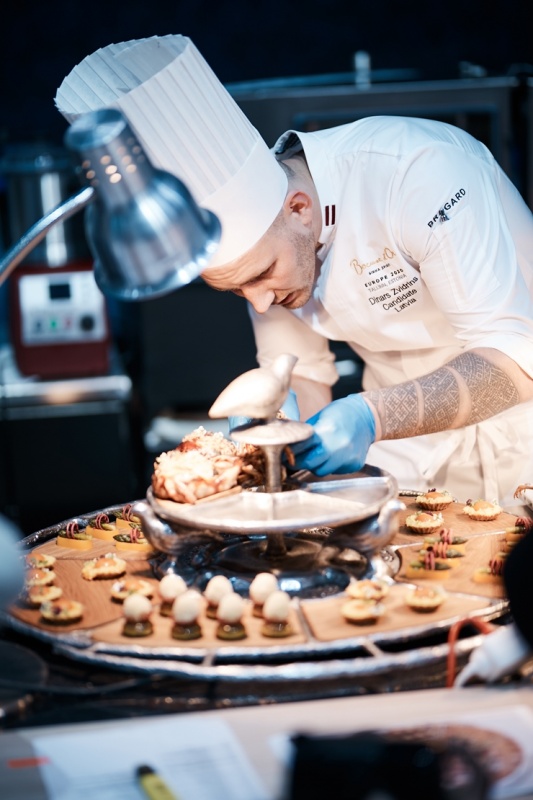 Latvijas pavāra Dināra Zvidriņa dalība Tallinas pavāru konkursā «Bocuse dor Europe 2020». Foto: bocusedor.com 292902