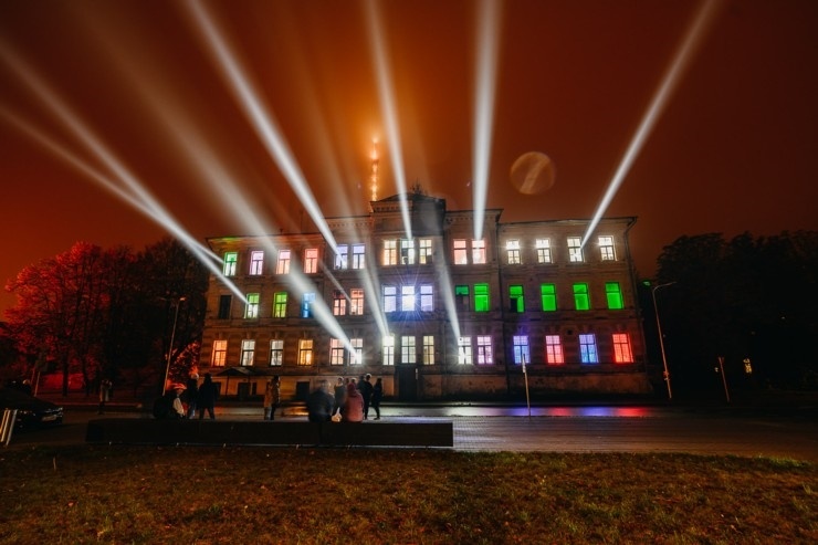 Izgaismota Liepāja priecē vietējos un viesus. Foto: Edgars Pohevičs 293065