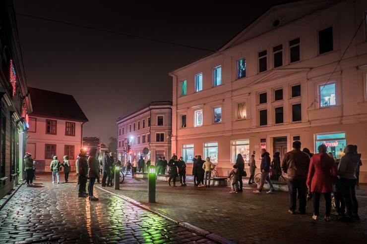 Izgaismota Liepāja priecē vietējos un viesus. Foto: Kārlis Volkovskis 293077