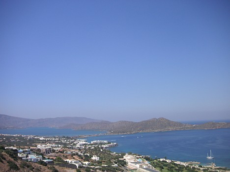 Tikai 10 km attālumā no Agios Nikolaos, braucot pa ainavisku celu, ir pilsēta Elounda 15699
