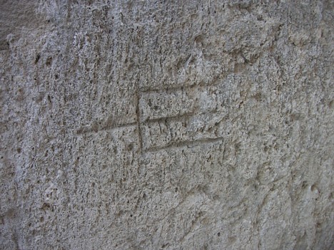 Iegravētās zīmes uz pils sienām 15756